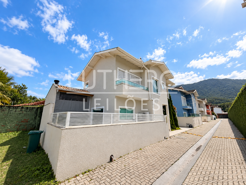 SOBRADO no Cond. Vila dos Ipes, A.T 160m², A.C 228m², 3 dorms (1suite), área de lazer com piscina, prox. à Praia, Maresias, São Sebastião/SP