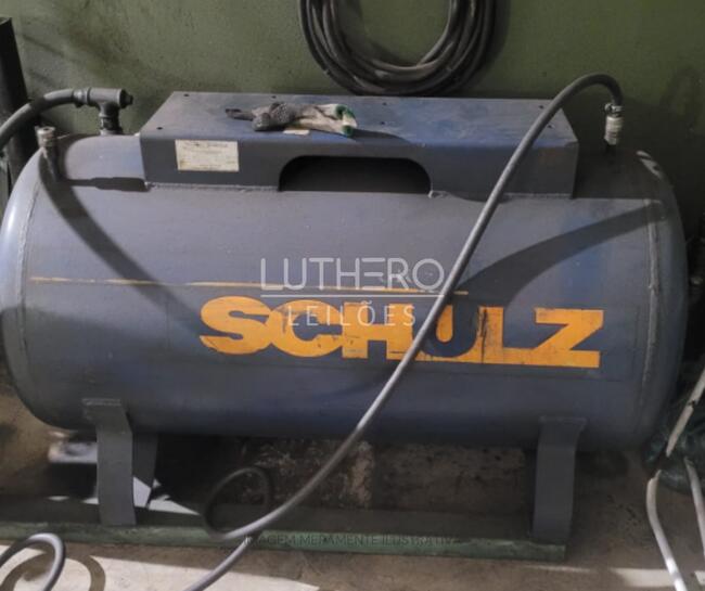 Um Pulmão de ar dois estágios 175 libras modelo MSV 15/250 Marca Schulz.