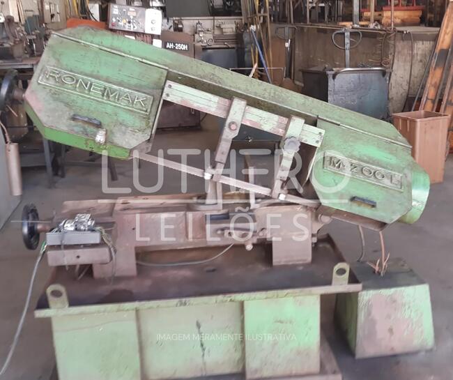 Serra Manual de Fita Modelo L200, marca Ronemak, sem placa de identificação, na cor laranja e verde em bom estado de uso e conservação
