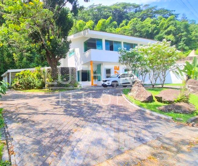 CASA com 5 dorms, sendo 4 suites, A.C 900M², A.T 2.400M², próx à praia, no Cond. Albamar, Jardim Albamar, Guarujá/SP