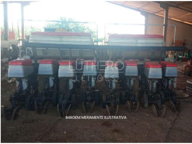 UMA PLANTADEIRA DNOP, modelo 320, nº de série 21080514, com capacidade para 320 litros, 08 linhas de plantio, encontrando-se em regular estado de conservação.