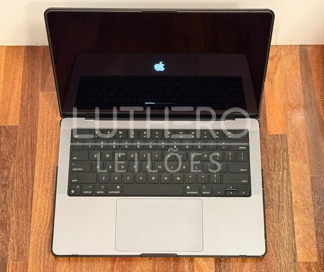 MacBook Pro, 14 Polegadas, Space Gray, Apple M1 Max 8 TB SSD, com teclado, mouse e carregador.