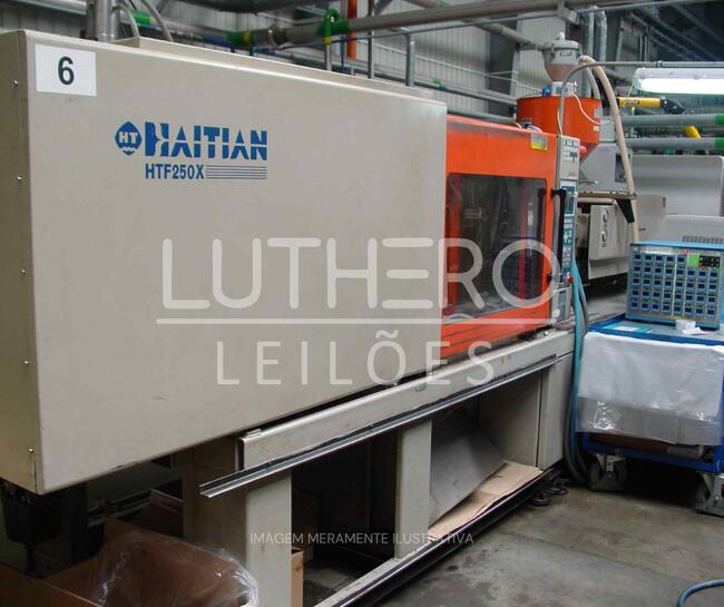 Máquina injetora de plástico, marca HAITIAN, modelo HTF250X, 250 toneladas de fechamento, ano de fabricação 2007, com capacidade de injeção de 600 gramas usada, conservada e em funcionamento.