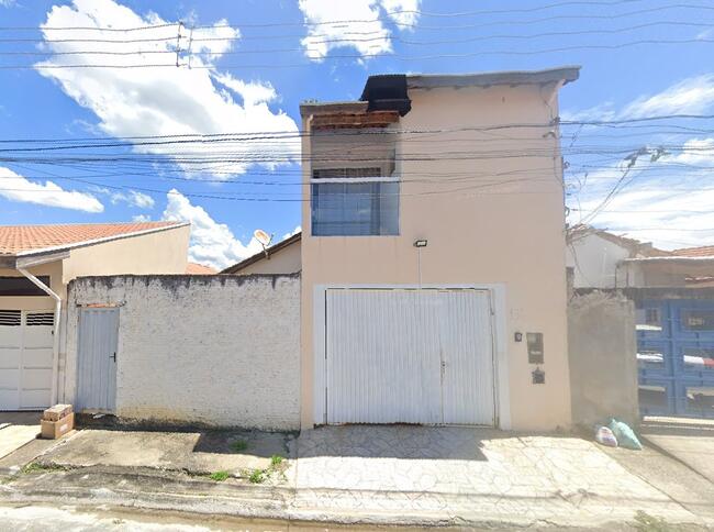 UMA CASA NO PARQ. RESID. SANTA CLARA C/ 106,13M² AC, E C/ 197,80M² AT EM GUARATINGUETA/SP (C/UMA EDÍCULA)