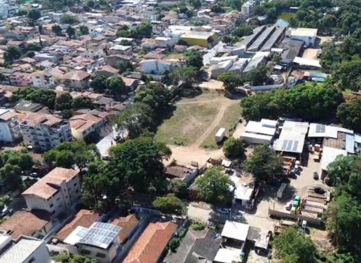 Imagem do imóvel Área De Terreno Medindo 14.049,60 M2, Situada Com Frente Para A Rua Israel Pinheiro, No 166, E Lateral Para A Rua Geraldo Vieira Ribeiro, Bairro Universitário, Governador Valadares/mg