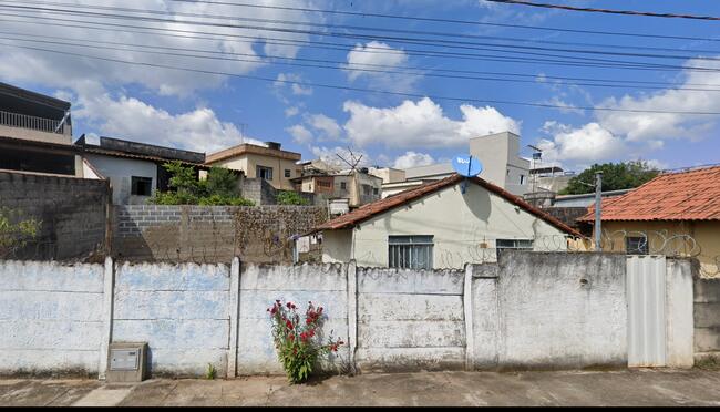 CASA ANTIGA| ALVENARIA| TERRENO 132,90M² | FORMIGA/MG