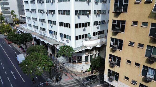 EXTRAJUDICIAL | LOJA COMERCIAL I  3 ANDARES| 06 VAGAS| APROX. 882M² | B. CRUZEIRO/MG