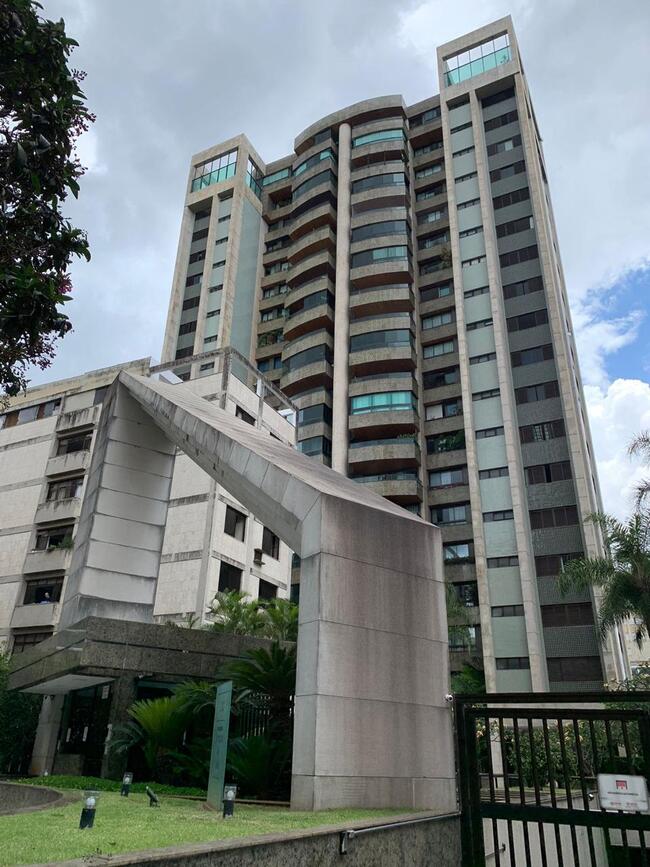 APARTAMENTO NO BAIRRO LOURDES | 02 SUÍTES E 02 QUARTOS| 03 VAGAS DE GARAGEM E VARANDA| APROX. 360 m² | BELO HORIZONTE MG