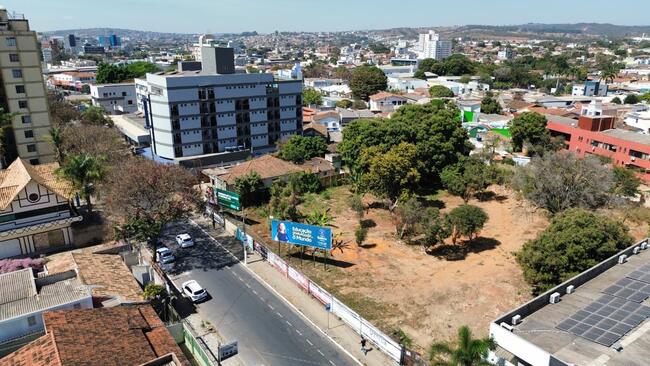 MAGNIFICA ÁREA DE 4.771m² | COMPOSTA POR 12 LOTES E CASA RESIDENCIAL I REGIÃO CENTRAL DE SETE LAGOAS/MG - Imóvel livre e desembaraçado de ônus