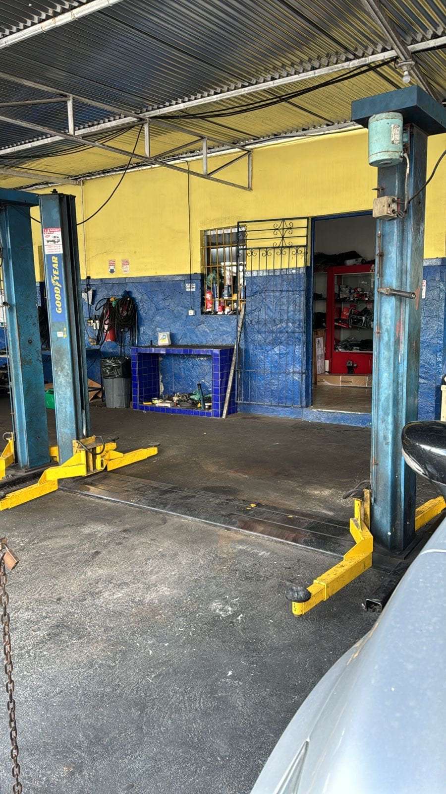 3 (TRÊS) ELEVADORES AUTOMOTIVOS CAPACIDADE DE 2,5 TONELADS, TRIFÁSICO, 220VOLTS, USADOS, SEM MARCA DEFINIDA (PINTADOS)