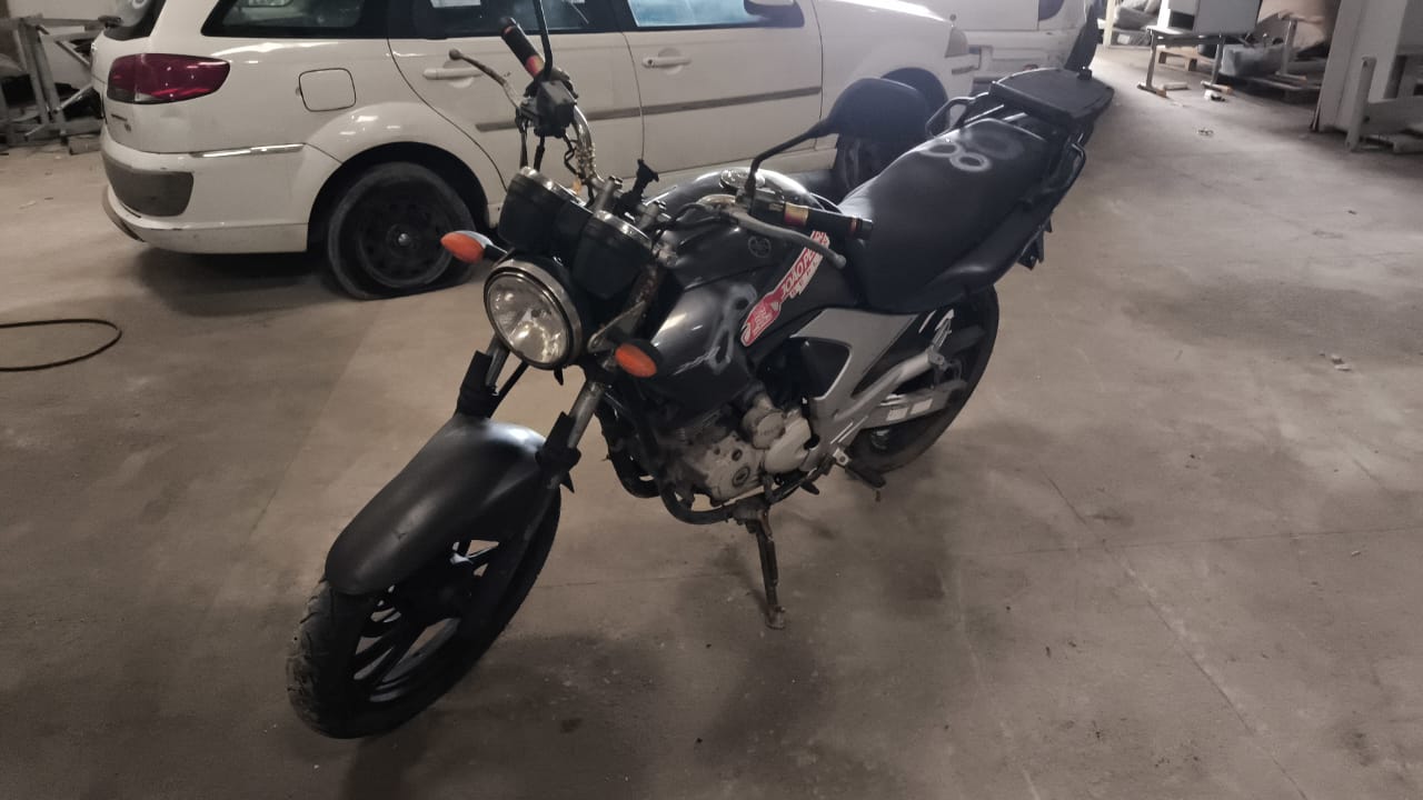 YAMAHA/FAZER YS250 - PLACA: MNZ-3898 - ANO/MODELO: 2006/2006 - CHASSI: 9C6KG017060024262 - RENAVAM: 894320491 - COMBUSTÍVEL: GASOLINA - COR: CINZA