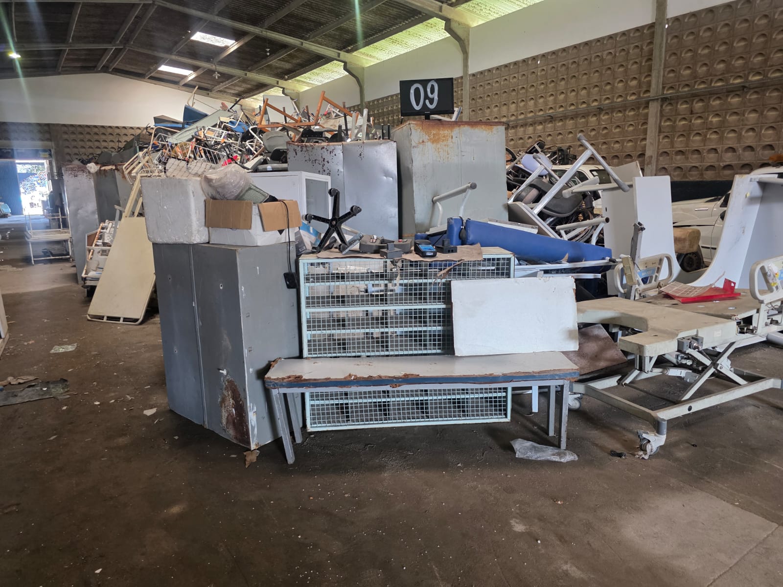 DIVERSOS MATERIAIS USADOS (MESAS, CADEIRAS E CARTEIRAS ESCOLARES, ARMÁRIOS E ARQUIVOS DE AÇO, EQUIPAMENTOS DE INFORMÁTICA E EQUIPAMENTOS HOSPITALARES DE FERRO, CADEIRAS DE RODAS