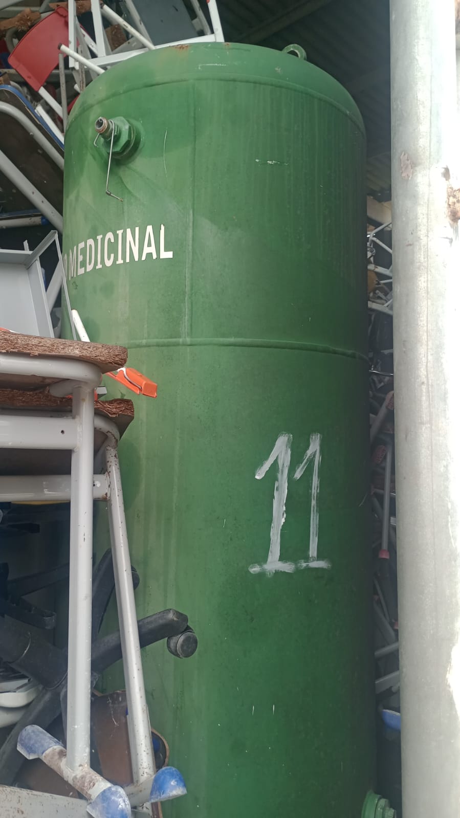 DIVERSOS MATERIAIS USADOS (CILINDROS DE OXIGÊNIO E GÁS COMPRIMIDO)