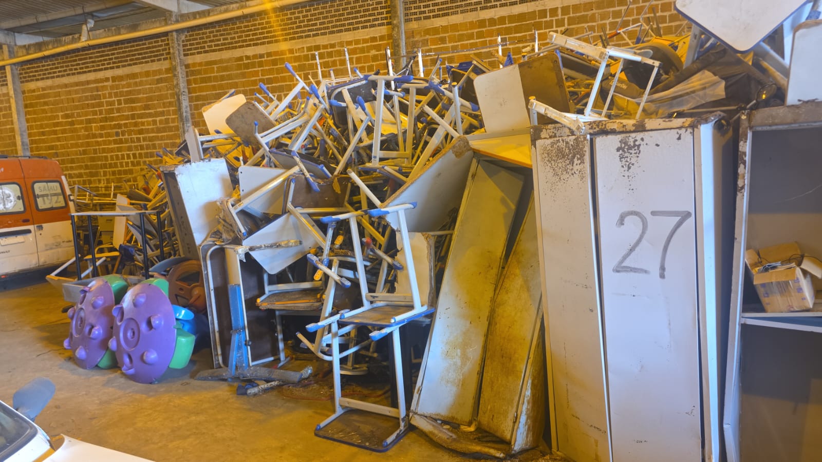 DIVERSOS MATERIAIS USADOS (CADEIRAS E CARTEIRAS ESCOLARES, FOGÕES INDUSTRIAIS, ARMÁRIOS E FICHÁRIOS DE AÇO, CADEIRAS DE ESCRITÓRIO, ESTUFAS E CAMAS HOSPITALARES, BANCOS DE FERRO E EXTINTORES)