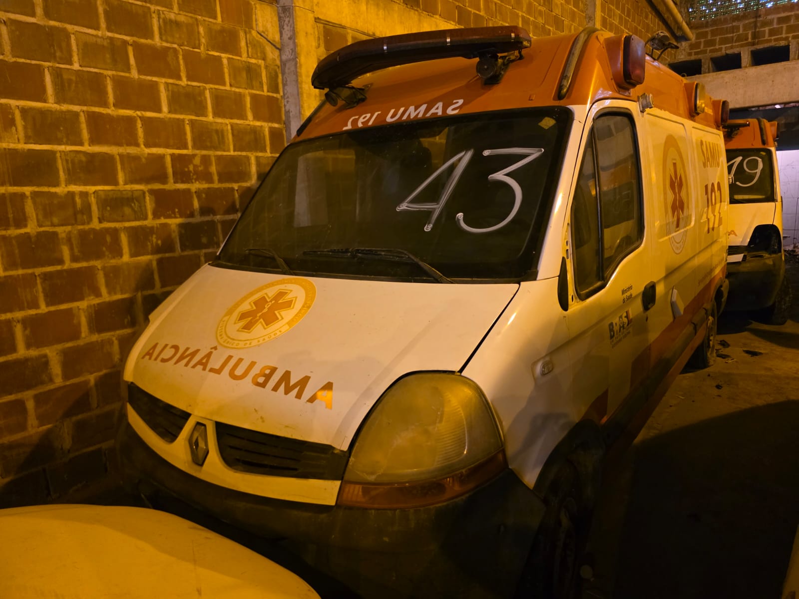 RENAULT/MASTERAMB - PLACA: NQB-9424 - ANO/MODELO: 2010/2011 - CHASSI: 93YADCUH6BJ523365 - RENAVAM: 329663666 - COMBUSTÍVEL: DIESEL - COR: BRANCA