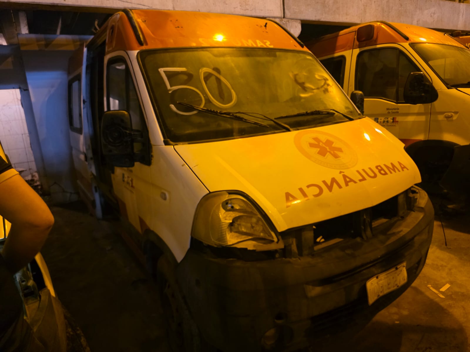 RENAULT/MASTERAMB - PLACA: NQB-9274 - ANO/MODELO: 2010/2011 - CHASSI: 93YADCUH6BJ***711 - COMBUSTÍVEL: DIESEL - COR: BRANCA SUCATA APROVEITÁVEL COM MOTOR INSERVÍVEL OBS: VEÍCULO SEM MOTOR