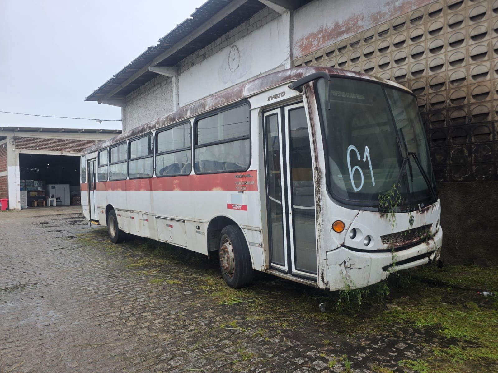 VOLKS/COMIL SVELTO - PLACA: MOD-4303 - ANO/MODELO: 2008/2008 - CHASSI: 9BWRL82W28R824478 - RENAVAM: 960465146 - COMBUSTÍVEL: DIESEL - COR: BRANCA