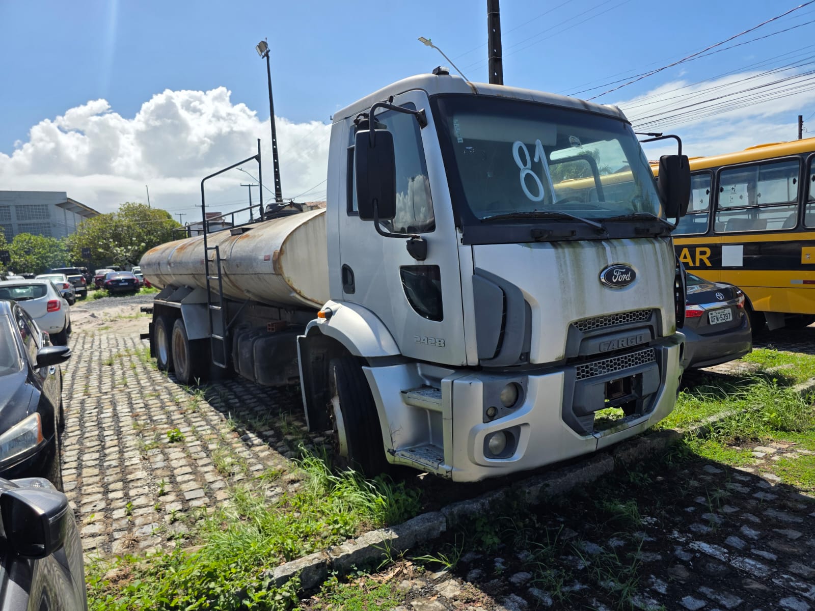 FORD CARGO 2428 CARROCERIA TANQUE - PLACA: OFD-6648 - ANO/MODELO: 2011/2012 - CHASSI: 9BFYEAYX9CBS93276 - RENAVAM: 450140377 - COMBUSTÍVEL: DIESEL - COR: PRATA