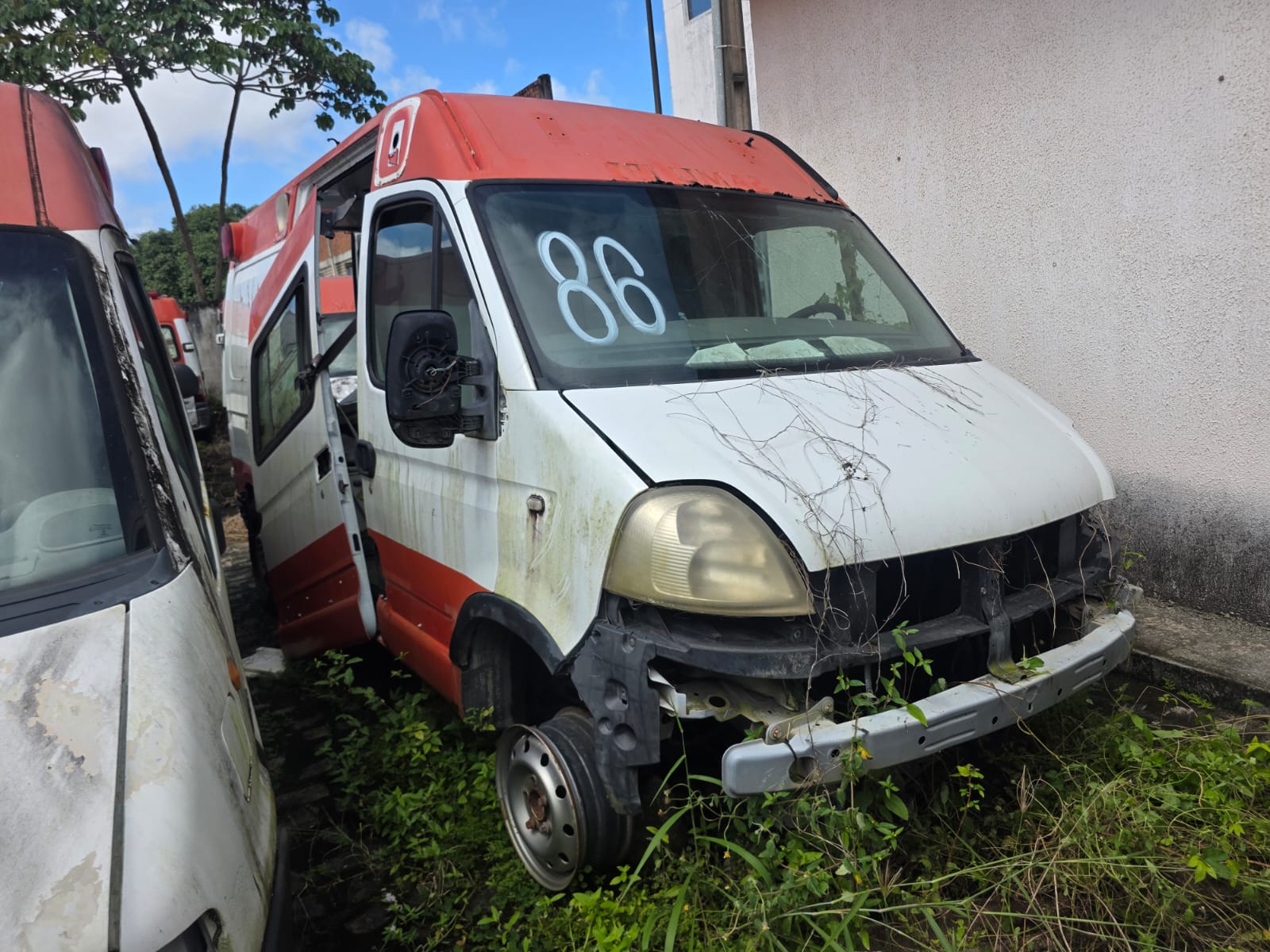 RENAULT/MASTERAMB RONT - PLACA: NQC-4464 - ANO/MODELO: 2010/2011 - CHASSI: 93YADCUH6BJ***824 - COMBUSTÍVEL: DIESEL - COR: BRANCA - SUCATA APROVEITÁVEL COM MOTOR - OBS: VEÍCULO SEM MOTOR INSERVÍVEL