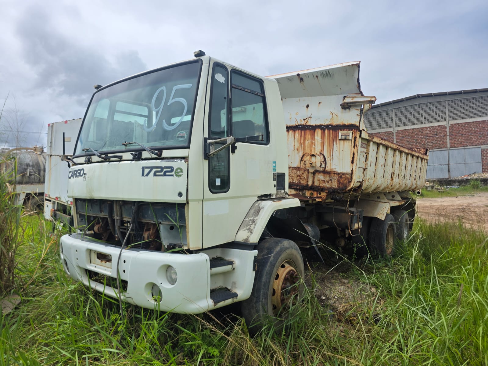 FORD/CARGO 1722 E - PLACA: MOG-5187 - ANO/MODELO: 2007/2007 - CHASSI: 9BFYCE7V57BB93245 - RENAVAM: 936306726 - COMBUSTÍVEL: DIESEL - COR: BRANCA