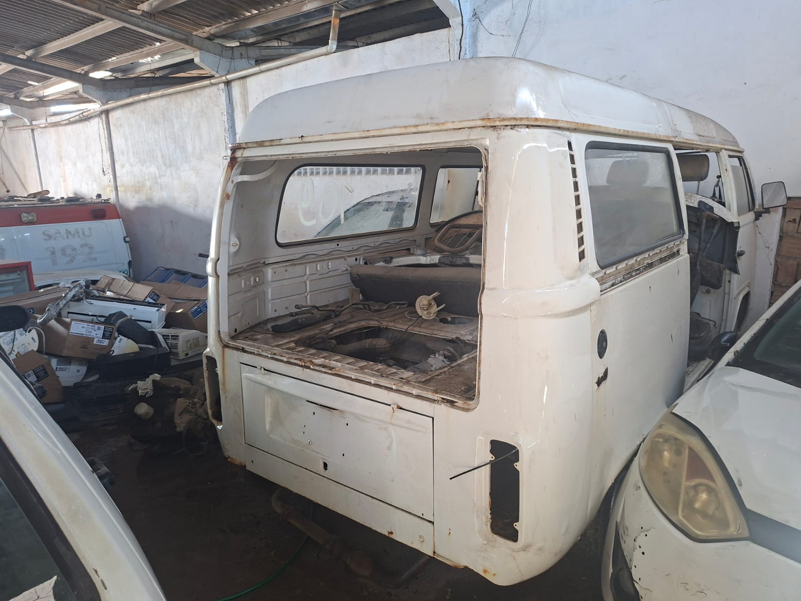 KOMBI - SEM PLACA - COR: BRANCA - SUCATA APROVEITÁVEL COM MOTOR INSERVÍVEL