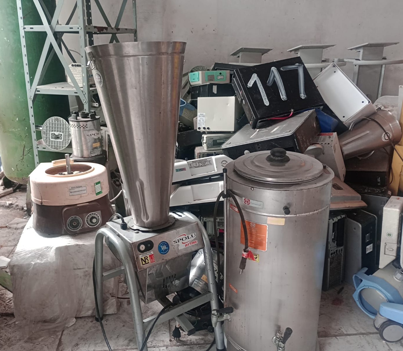 DIVERSOS MATERIAIS USADOS (CPUS, MONITORES, EQUIPAMENTOS ELETRÔNICOS, LIQ INDUST, MACAS DE FERRO, CAMAS DE FERRO, POLTRONAS HOSPITALARES DE FERRO)
