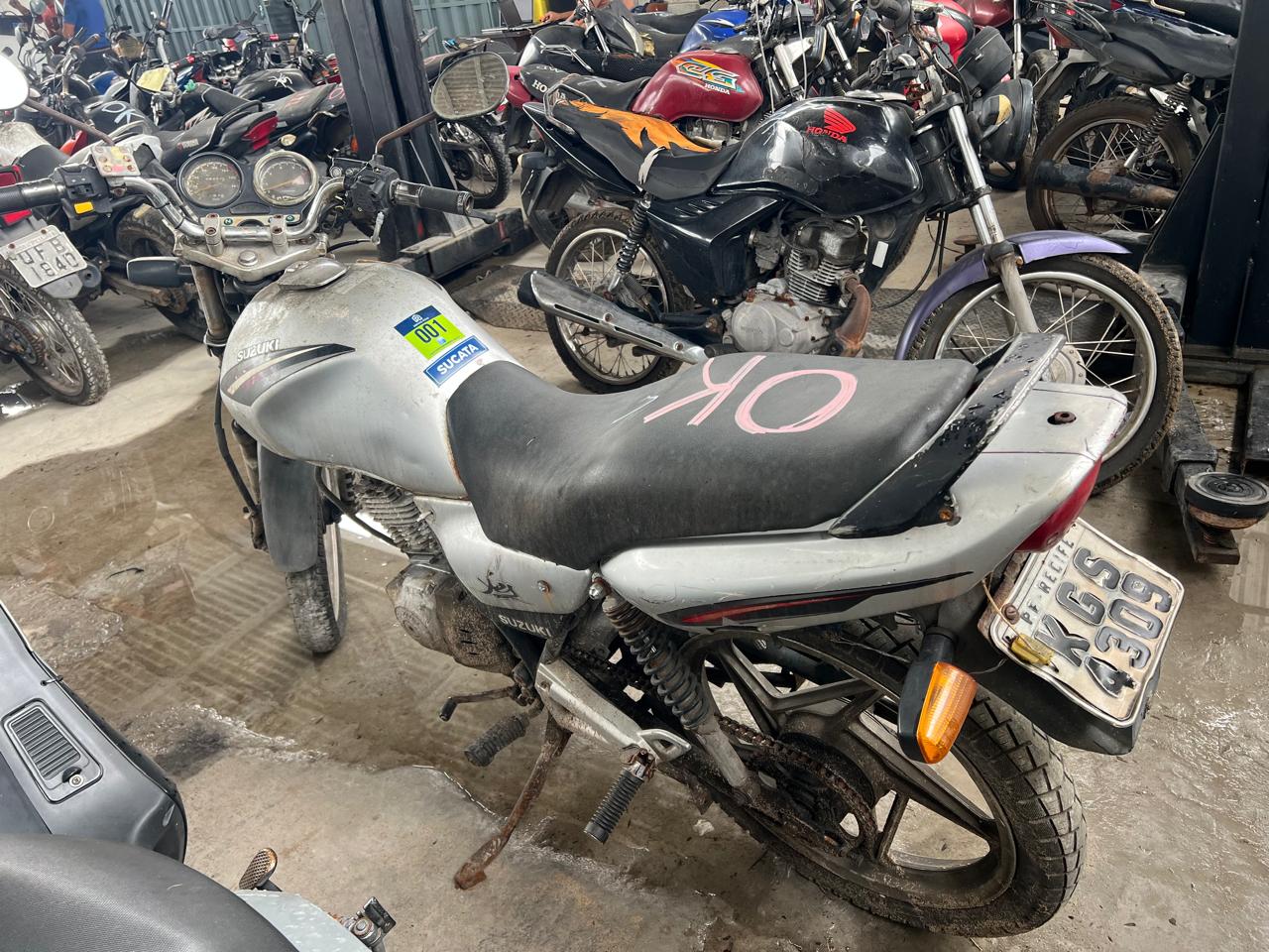 JTA/SUZUKI EN125 YES - SUCATA APROVEITAVEL COM MOTOR INSERVIVEL