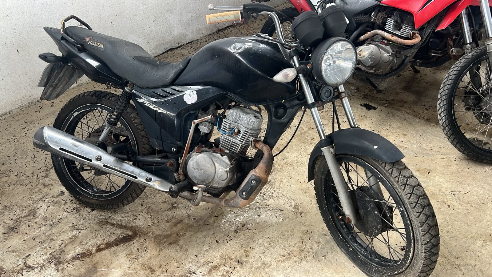 HONDA/CG 125 FAN KS - SUCATA APROVEITAVEL COM MOTOR INSERVIVEL