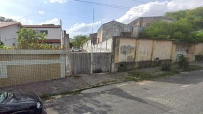 COMPREI (PGFN) - UM TERRENO 01, desmembrado, em formato de L, que faz parte do estacionamento dos fundos do Hospital João XXIII, encravado entre a casa de nº 923 da rua Vileneuve Maia e o imóvel de nº 947, Campina Grande/PB