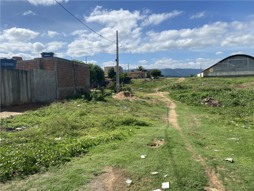 12ª VARA DO TRABALHO DE JOÃO PESSOA-PB - Um TERRENO, com frente para o poente, situado à Rua Projetada S/N, na cidade de Cajazeirinhas - PB, medindo 10,00 m de largura na frente e nos fundos, por 22,50 m de extensão de ambos os lados