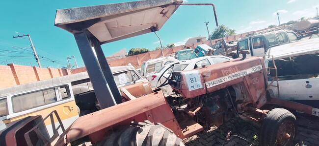 TRATOR MASSEY FERGUSON 235