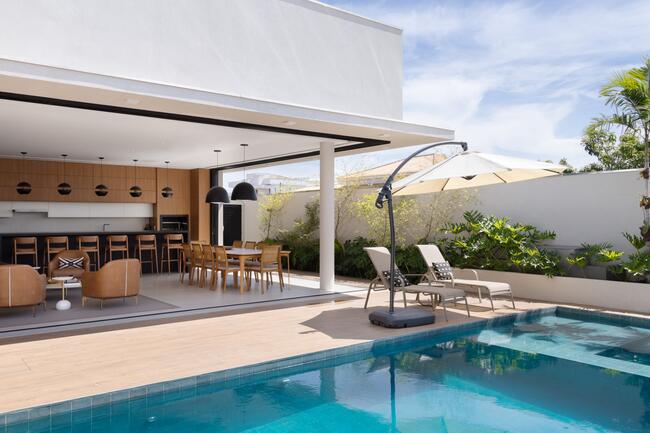 Leilão de uma casa c/ piscina e área total de 480m² - Caxias do Sul