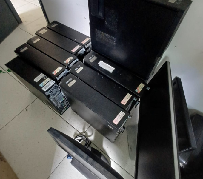 3 APARELHOS TELEVISORES, DIV. TELEFONES FIXOS CISCO, DIV. TECLADOS DE COMPUTADOR, DIV. CPU, DIV. MONITORES, 4 SERVIDORES, 3 IMPRESSORAS, 3 APARELHOS DE CONFERÊNCIA, DIV. NOTEBOOK, 1 AR CONDICIONADO, 1 MESA, 1 CADEIRA COM RODAS, 1 ARMÁRIO