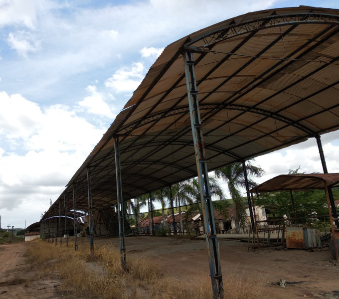 PRÉDIO C/ ESTRUTURA EM VIGAS, TELHAS E TESOURAS EM VIGAS 10X 100M APROX.