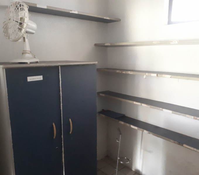 FARMACIA: 1 ARMÁRIO 2 PORTAS, 1 VENTILADOR, 1 MACA, 7 PRATELEIRAS, 1 TRANSPORTADOR DE CILINDRO