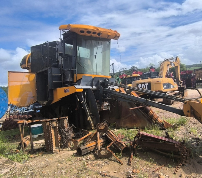 COLHEDORA VALTRA BE 1035E, ANO 2015, FROTA 0920006, CHASSI 2015S00041, (OBS: PAROU FUNCIONANDO, TA SEM UNIDADE, SEM CAMOREI, TA SEM ESTEIRA, SEM DIVISOR DE LINHA LADO DIREITO, CABINE BOA, ROLO TOMBADOR FORA, ELEVADOR FORA DO LUGAR)