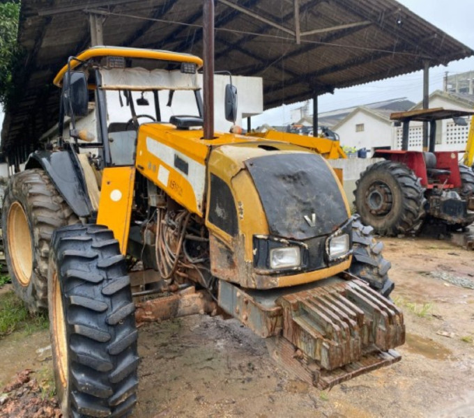Trator de Pneus Valtra BM100 Completo, sem motor