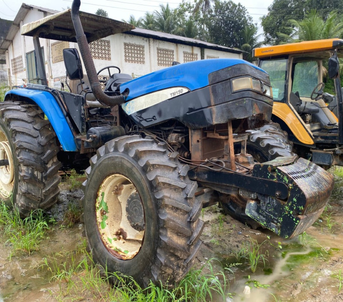 Trator de Pneus New Holland TM150