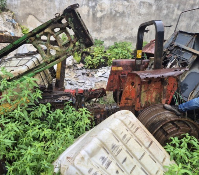 Chassi de Massey Ferguson com motor e transmissão 299
