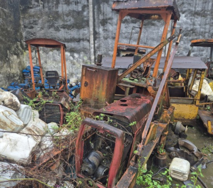 3 carcaças de carregadeira massey, ferguson, (1 carcaças de trator case, 2 Trator Massey Ferguson)