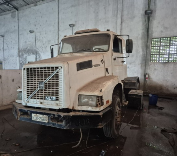 Caminhão Cavalo mecanico Volvo NL12 (sem doc)