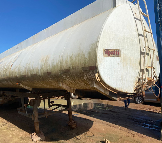Semi Reboque Tanque GOTTI, 2015, modelo SRBTL3E 095,  03 Eixos C/ quinta roda