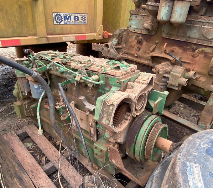 Motor a combustão John Deere 6 cilindros