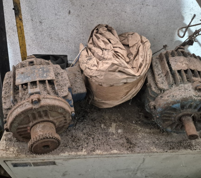 3 indutores trifásico, 2 nobreak, 2 refletor led, 2 motores elétricos, 2 luminárias , 2 quadros seccionadores