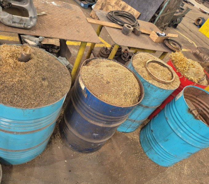 5 tambores de limalha de bronze, aprox. 5 Ton.