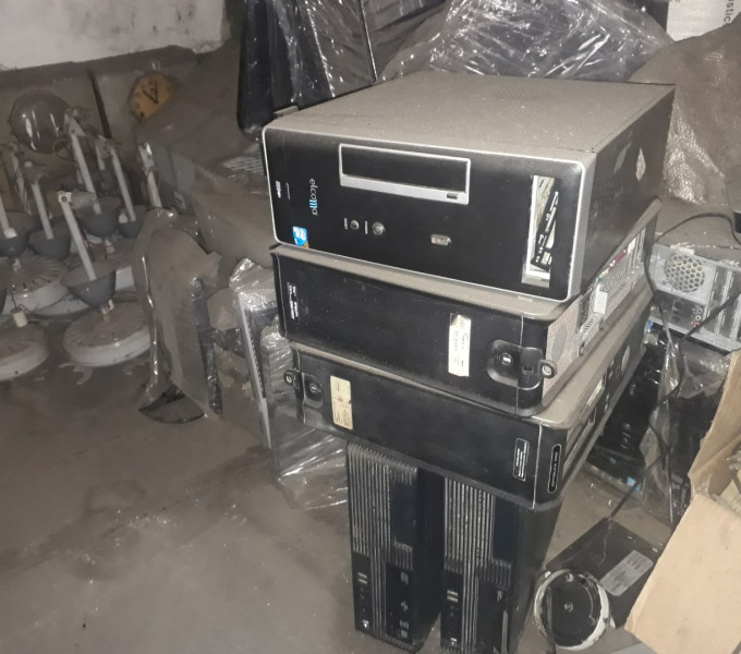 Aprox. 16 Computadores (Gabinete completo)