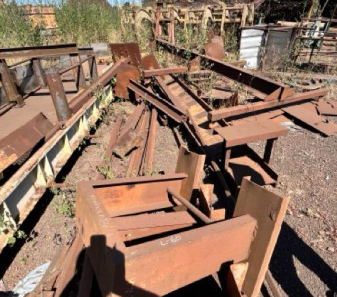 Grande quantidade de vigas Aprox. 50t + Item 1 - Peças para New Holland e Ford