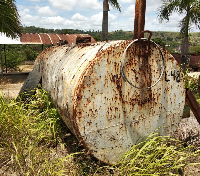 01 TANQUE DE ÓLEO – PRÓXIMO AO DIQUE C/ DIV. TAMBORES 200L