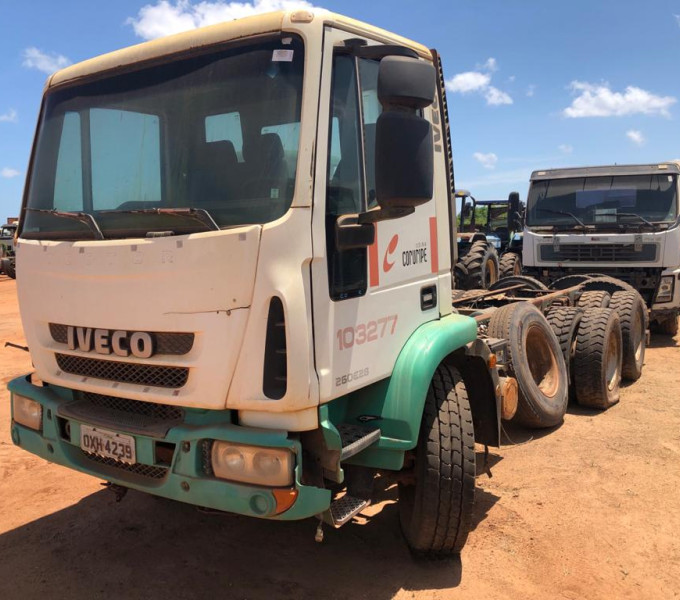 Caminhão Iveco Tector 260E28, branco, OXH-4239, 2013