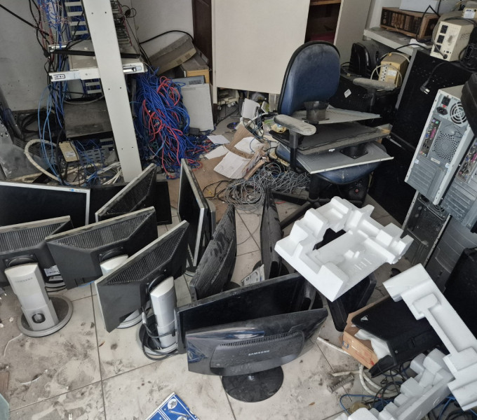 16 Monitores, 2 ar-condicionado, 2 rack de servidores, 30 gabinetes de computadores